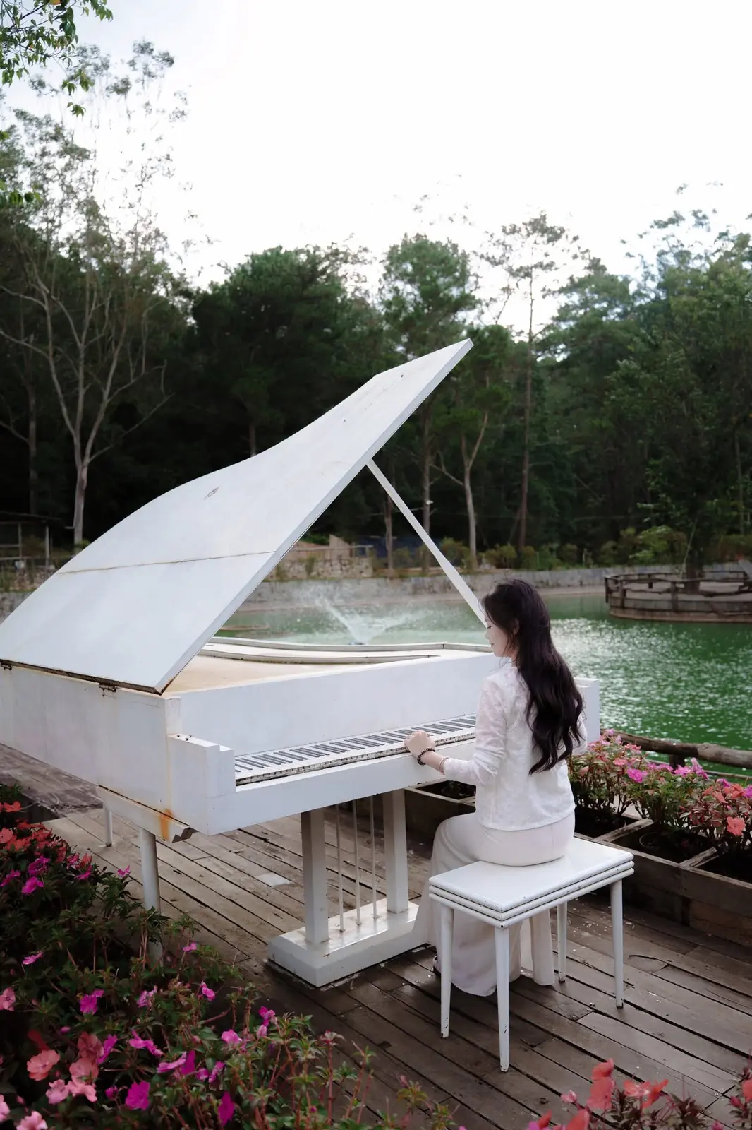 Khách chụp ảnh bên đàn piano trắng giữa khung cảnh Đà Lạt
