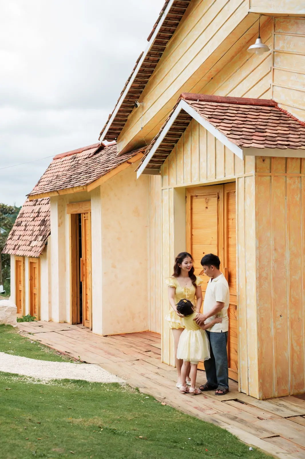 Gia đình chụp ảnh kỷ niệm tại Đà Lạt