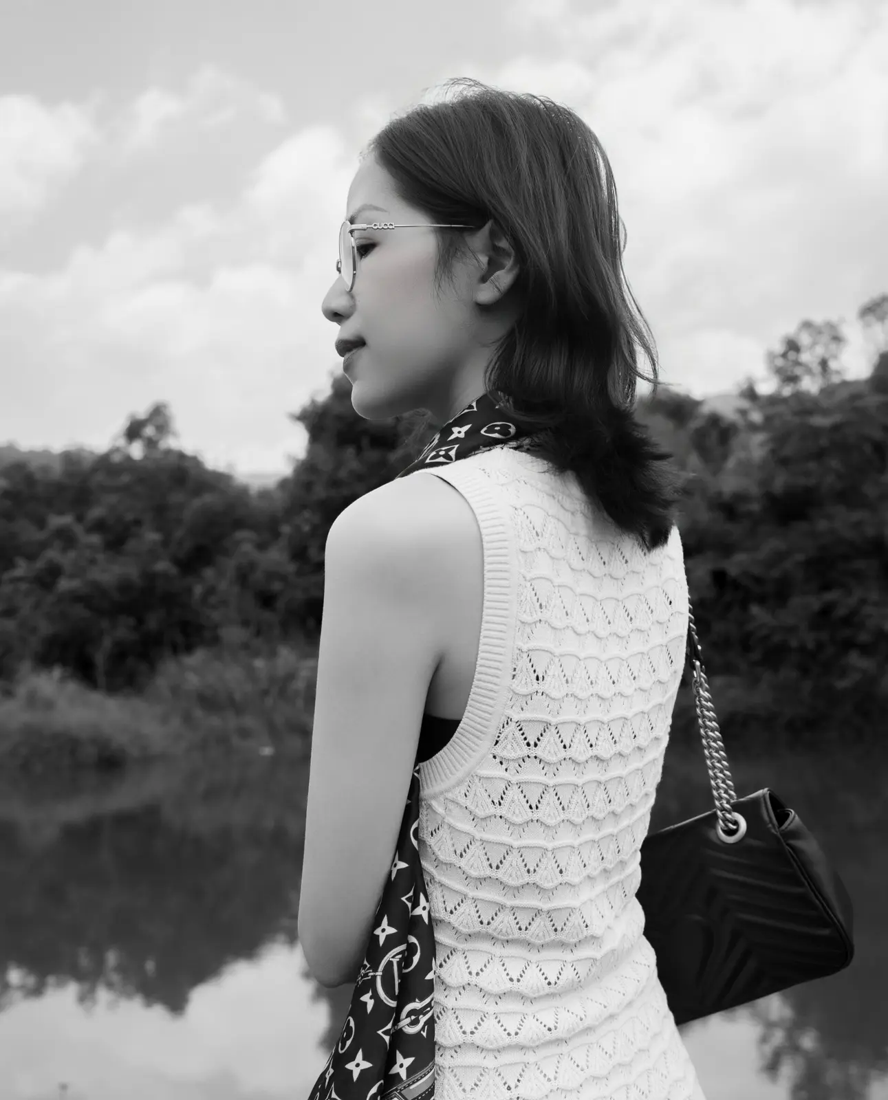 Ảnh chân dung đen trắng ngoài trời